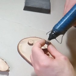 Holzscheiben-Osterhase-mit Eierhalter-auge-ankleben