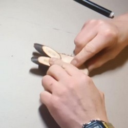 Osterhase-aus-Holzscheiben-ohren-ankleben